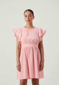 Roza kratka obleka s kratkimi rokavi in ruffles, oprijetim pasom in tekočim krilom. Narejena iz lahkotnega materiala z rahlo teksturo.