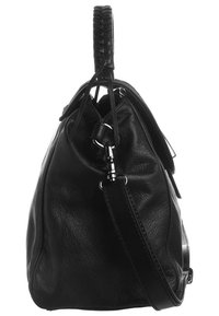 Borsa a tracolla in pelle nera con finitura testurizzata, dotata di manico superiore intrecciato e tracolla removibile, che presenta una forma arrotondata.