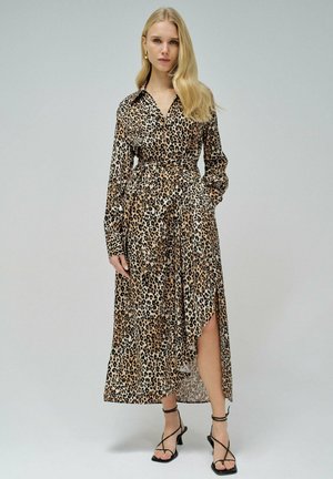 Maxikleid mit Leopardenmuster, tailliert mit einem Gürtel, langen Ärmeln und einem Schlitz vorne. Hergestellt aus leichtem Stoff mit glatter Textur.