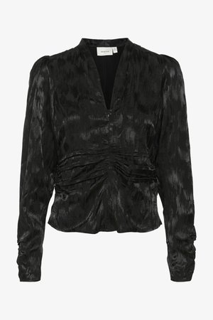 Blusa preta feita de material brilhante, com decote em V, mangas longas, detalhes franzidos na cintura e um padrão texturizado.