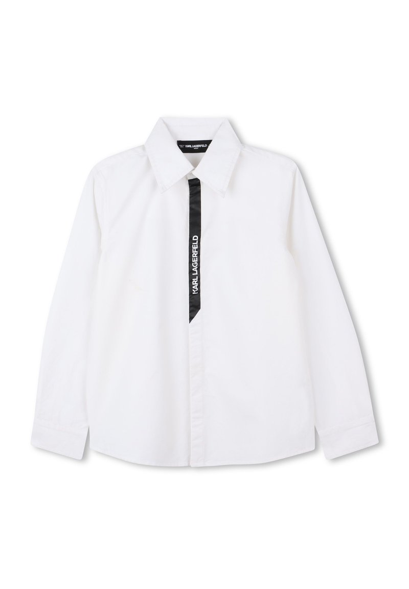Hvit skjorte med en svart vertikal stripe som har teksten "KARL LAGERFELD". Klassisk krage, lange ermer og en knapplukking foran.
