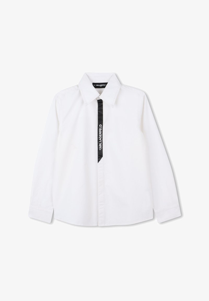 Biela košeľa s čiernym vertikálnym prúžkom s textom "KARL LAGERFELD". Klasický golier, dlhé rukávy a zapínanie na gombíky vpredu.