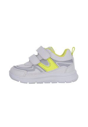 Scarpa da ginnastica bianca e grigia per bambino con dettagli gialli, doppio strap in velcro, mesh traspirante e linguetta sul tallone.