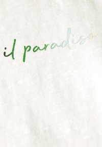 Witte stof met de tekst "il paradiso" in een groene en lichtblauwe gradient. De tekst heeft een zachte, lichtjes gestructureerde uitstraling.