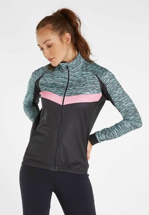 Zwarte sportjack met hoge kraag, voorzien van een teal en zwart gestreept patroon op de mouwen en roze diagonale accenten op de borst.