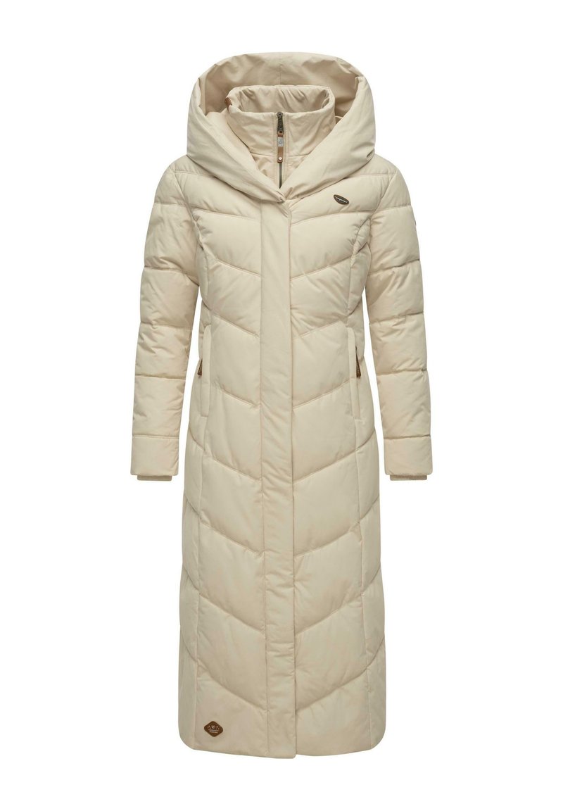Lang beige polstret jakke med en stor hætte, chevron quiltet mønster, frontlynlås og sidelommer. Har et logo detalje nær sømmen.