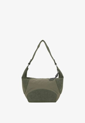 Olivgrüne Schultertasche mit einer weichen Textur, geschwungenem Design, doppelten Stoffpaneelen und einem geflochtenen Tragegurt, der ein dezentes Logodetail an der Seite aufweist.