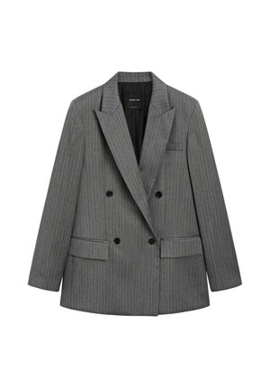 Grau gestreifter, doppelt knöpfbarer Blazer mit breiten Revers, schwarzen Knöpfen und Klappentaschen, flach auf einem weißen Hintergrund dargestellt.
