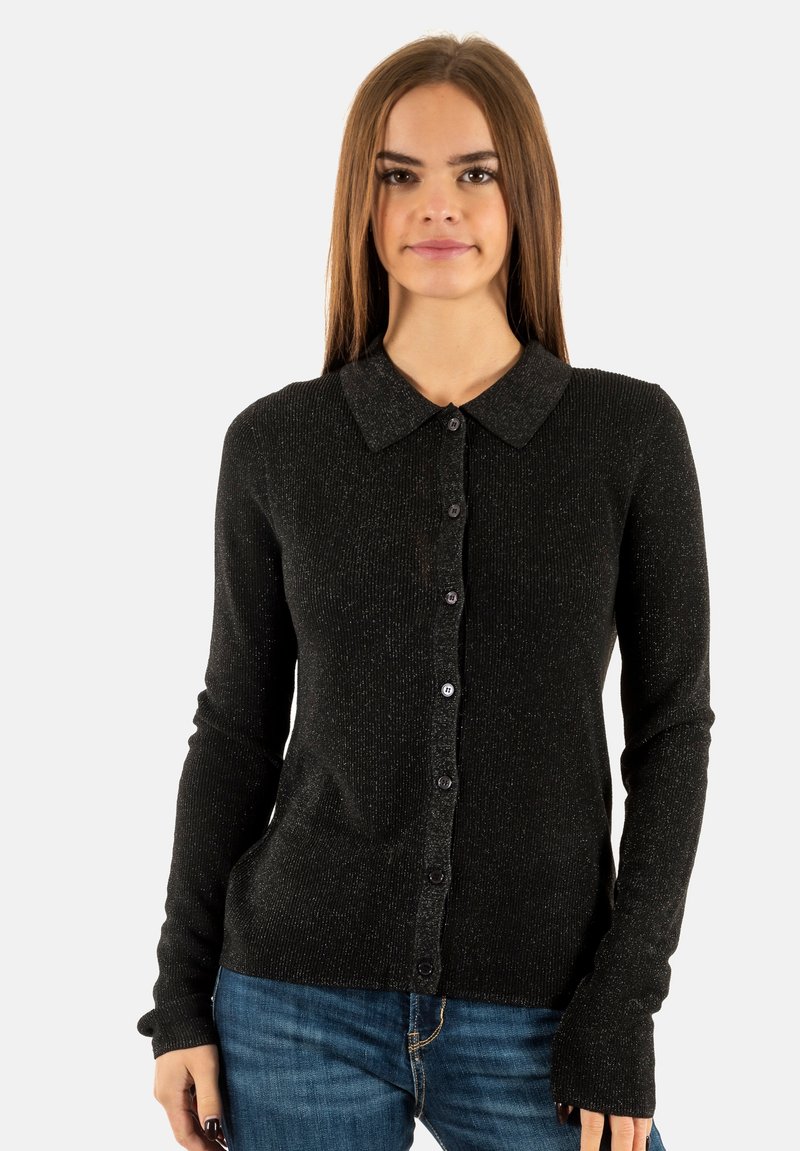 Cardigan nero con bottoni, dalla texture a coste, maniche lunghe e colletto. Presenta fili metallici sottili e chiusure con bottoni lungo la parte anteriore.