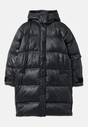Schwarze Daunenjacke mit Kapuze, mit schimmernder, gestepptem Außenmaterial, vorderen Taschen und Klettverschlussakzenten an den Ärmeln.