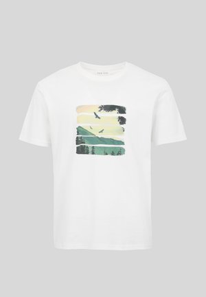 T-shirt blanc avec un graphisme de collines vertes, d'arbres et de trois oiseaux volant devant un ciel pastel divisé en bandes horizontales de coups de pinceau.
