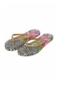 Flip-flops met een zool in luipaardprint, versierd met levendige bloemenpatronen in roze en groen. Dunne gouden bandjes voegen detail toe.