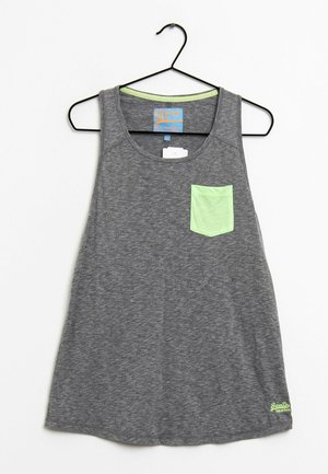 Camiseta sin mangas gris con un bolsillo verde claro, escote redondo y textura suave. Presenta un logo en verde brillante en el dobladillo inferior.