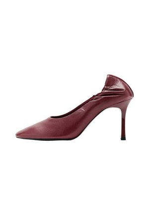 Zapato de tacón alto de cuero burdeos con punta afilada, tacón de aguja delgado y detalle fruncido en la parte trasera del cuello.