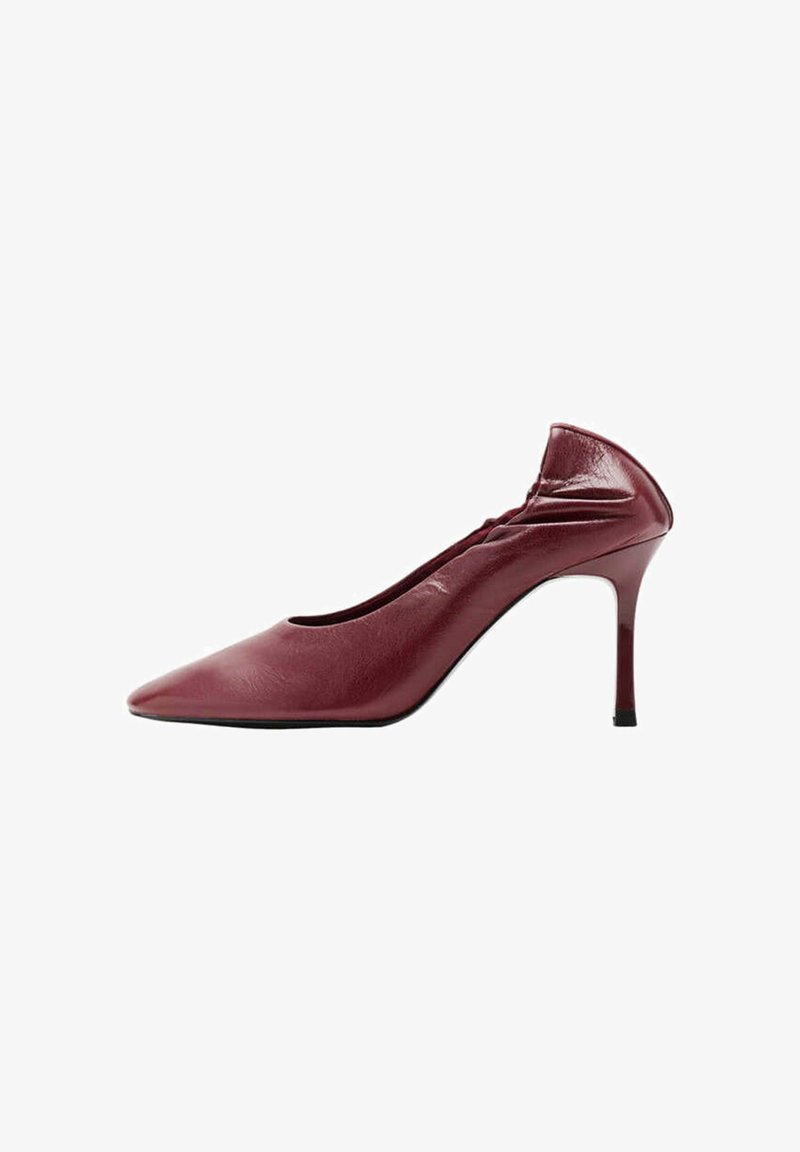 Escarpin à talon haut en cuir bordeaux à bout pointu avec talon aiguille fin et détail froncé à l'arrière du col.