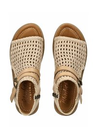 Beige pletené sandály s výřezovým designem, dvěma odlišnými popruhy a hnědou umělou koženou stélkou. Zpevněné švy.