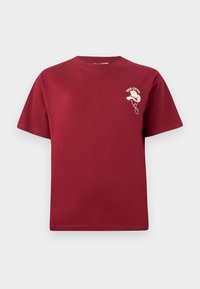Burgunder t-skjorte i bomull med korte ermer og rund hals, med en lys broderi-grafikk på venstre bryst.