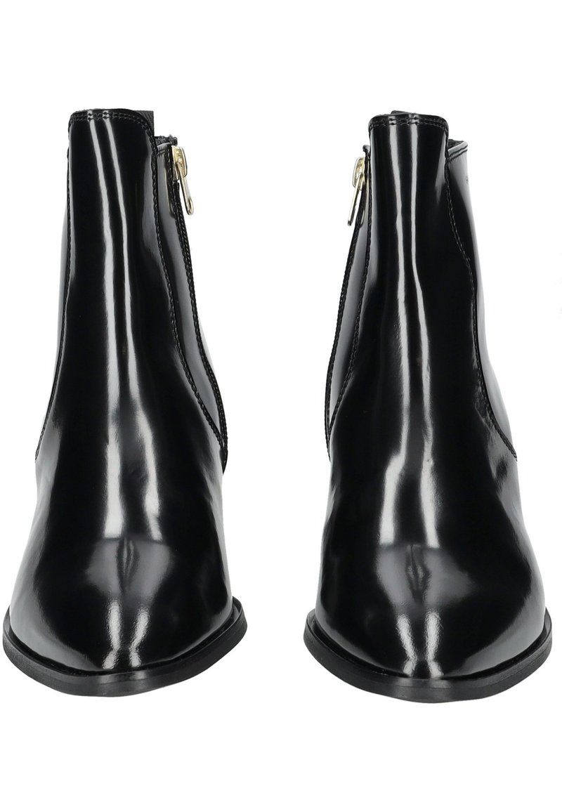 Schwarze lackierte Ankle Boots mit Seitenreißverschlüssen, spitzen Zehen und einer glatten, glänzenden Oberfläche. Flache Sohlen und minimale Nahtdetails.