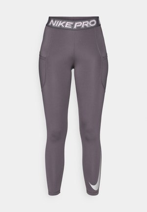 Grå Nike Pro leggings med en bred elastisk midjebånd som har "NIKE PRO" logo. Inkluderer to sidelommer og en liten reflekterende swoosh-detalj.