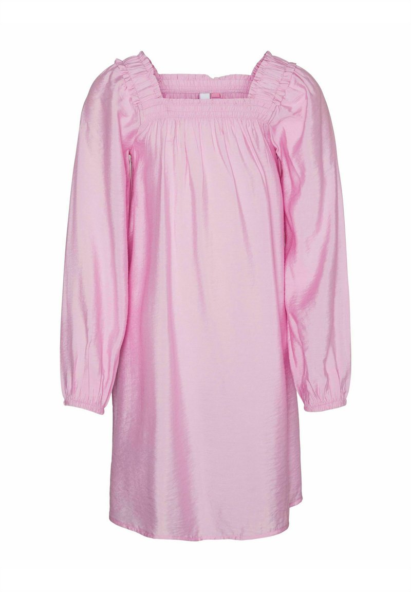 Vestido rosa de manga larga con escote cuadrado, detalles de volantes en los hombros y una textura suave y brillante. Corte relajado.