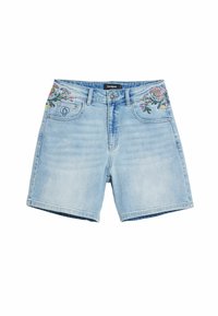 Pantalones cortos de mezclilla en azul claro con bordado floral en los bolsillos frontales, diseño de cinco bolsillos y cierre de botón en la cintura.