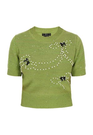 Zöld, rövid ujjú pulóver gyöngy díszítéssel és fekete masnikkal. A textúrált kötésű pulóvernél ívelt derék és kerek nyakkivágás található.