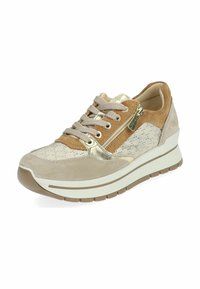 Zapatilla beige con un acento metálico dorado, parte superior de ante y perforada, cordones en el frente, cremallera lateral y una suela blanca gruesa con tracción marrón.