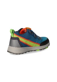 Scarpa sportiva blu e verde con tomaia testurizzata, dettagli in rete, particolari arancioni e suola resistente con bottoni di trazione verde brillante.