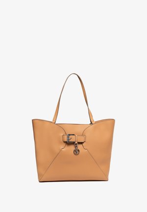 Kansiteli, two shoulder straps, etu buckle yksityiskohta ja hopeiset yksityiskohdat. Sileä pinta, jossa on vastakkaiset ompeleet.