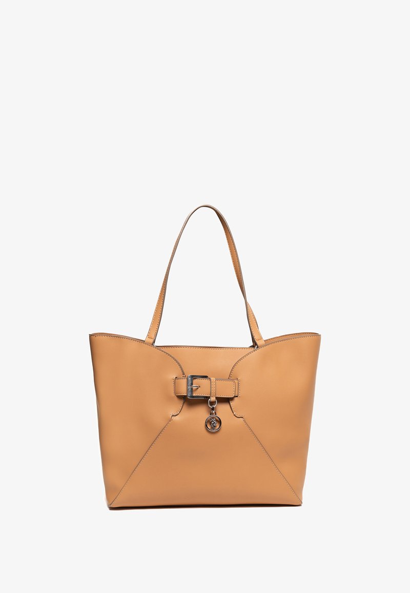 Skórzana torba na ramię w kolorze brązowym z dwoma paskami na ramię, z przodu z zapięciem na klamrę i srebrnymi elementami. Gładka faktura z kontrastującym przeszyciem.