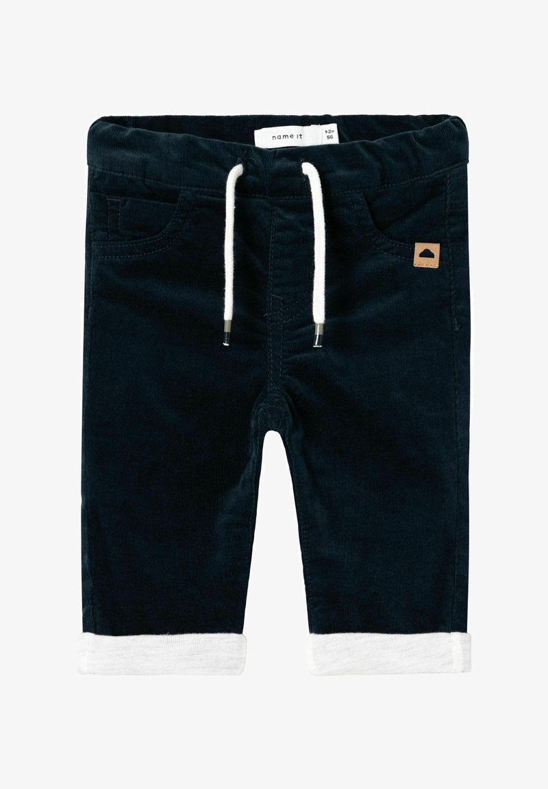 Pantaloni corti in corduroy di un blu scuro con una comoda vita elastica, coulisse bianca, risvolti bianchi e un piccolo dettaglio in pelle color beige.