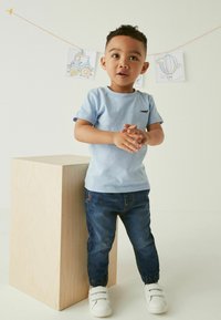 Next Brīva piegriezuma džinsi - dark wash