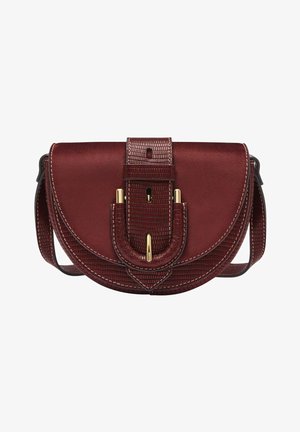 Sac bandoulière en cuir rouge avec un design courbé et texturé. Il dispose d'un rabat supérieur, d'accents en matériel doré et d'une bandoulière détachable.