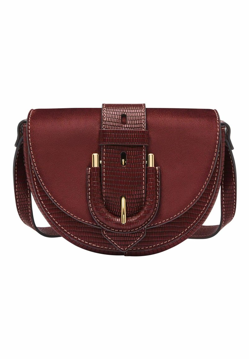Sac bandoulière en cuir rouge avec un design courbé et texturé. Il dispose d'un rabat supérieur, d'accents en matériel doré et d'une bandoulière détachable.
