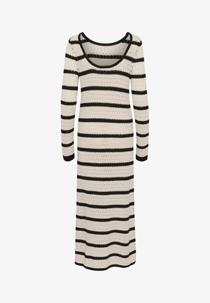 Robe en tricot rayé avec un décolleté bateau, présentant des rayures horizontales alternées noires et beiges, des manches longues et une coupe décontractée.