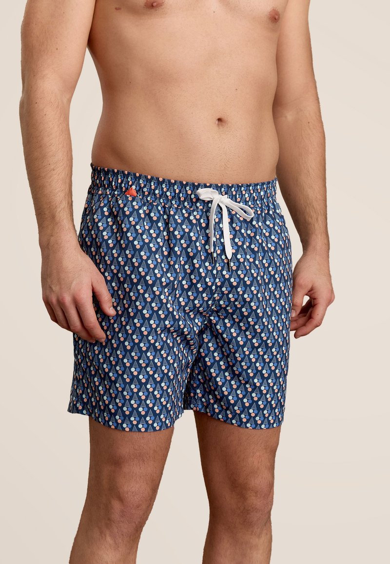 Heren zwembroek van blauwe stof met een driehoekig patroon in roze en wit, elastische tailleband met een trekkoord en zijzakken.