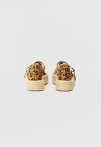 Leopardmønstrede espadrillos med en overdel i tan canvas, sål af jute reb og tan detaljer. Åben rygdesign med hælrem for sikker pasform.