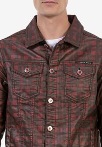 Rot-grün karierter Denim-Jacke mit zwei Brusttaschen, silbernen Knöpfen und Logodetail, mit einem Kragen und durchgehender Knopfleiste.