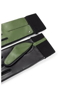 Lederhandschuhe mit einem grünen Lederoberteil und einem schwarzen Lederbasis. Gestrickte Handgelenkabschlüsse und ein kleines metallisches Akzentdetail sind vorhanden.