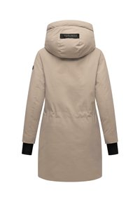 Kaki parka med hætte, taljeløsning og sorte manchetter. Glat, vandafvisende stof med et logo-patch på ryggen.
