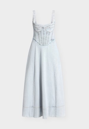 Φόρεμα από ανοιχτό μπλε τζιν με κορσέ εφαρμοστό μπούστο, φαρδιά φούστα και χοντρές τιράντες στους ώμους σε απλό φόντο.