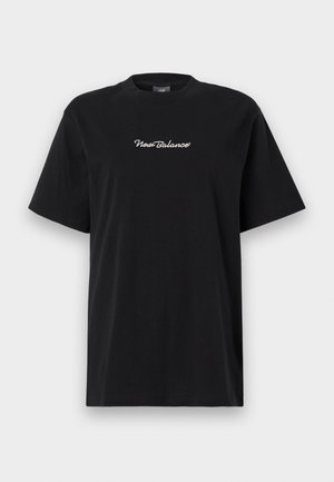 Fekete, rövid ujjú póló fehér "New Balance" felirattal a mellkas közepén, egyszínű fehér háttér előtt.