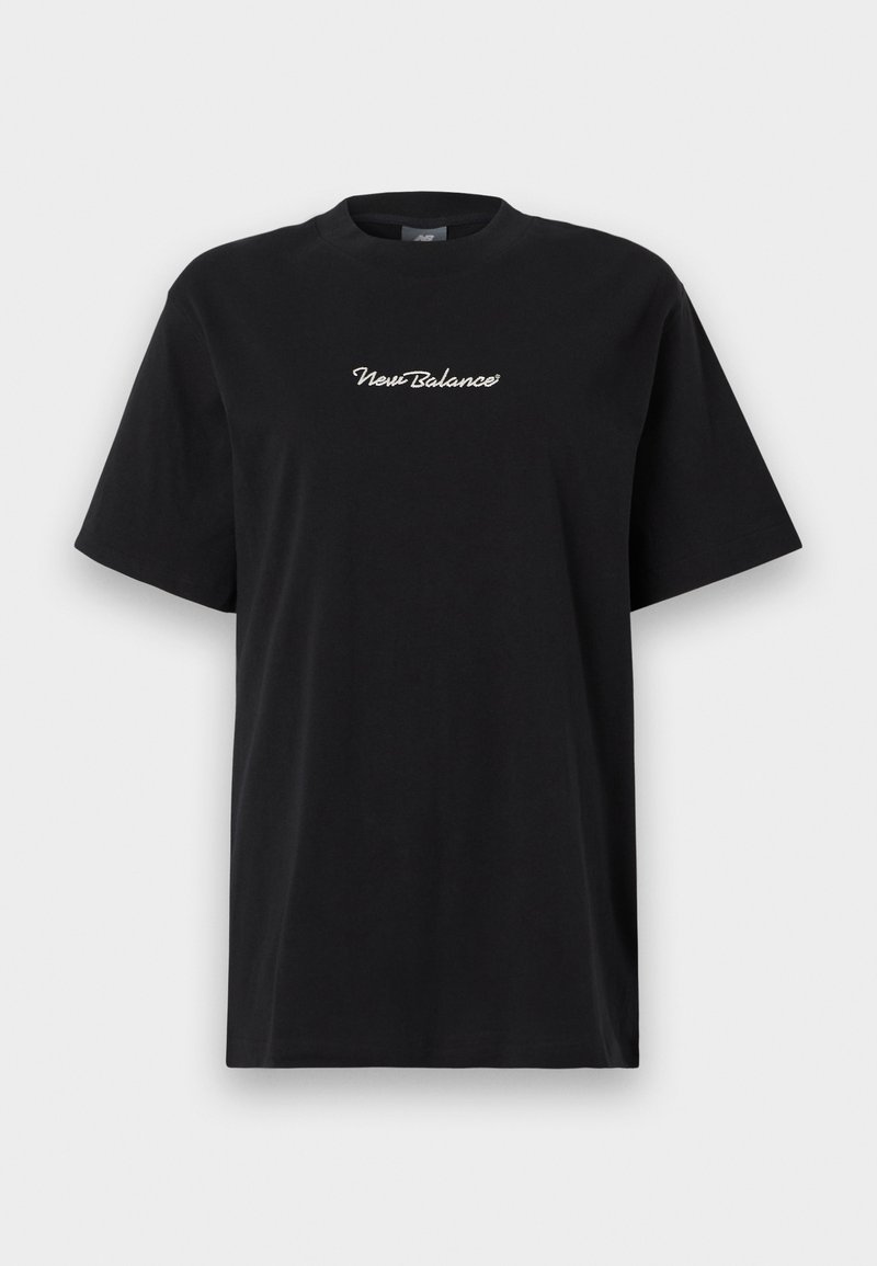 T-shirt nero a maniche corte con il logo in bianco "New Balance" centrato sul petto, mostrato su uno sfondo bianco semplice.