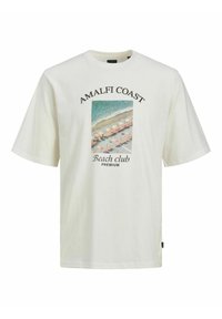 Biele bavlnené tričko s grafickým potlačou plážovej scény. Text znie "AMALFI COAST Beach club PREMIUM" nad obrázkom. Krátke rukávy.