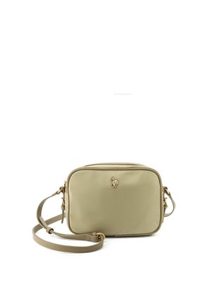 Piccola borsa a tracolla rettangolare beige con tracolla regolabile e un piccolo emblema dorato al centro della parte anteriore.