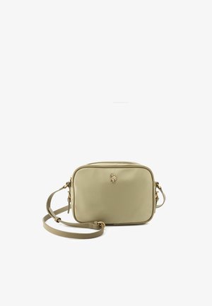 Piccola borsa a tracolla rettangolare beige con tracolla regolabile e un piccolo emblema dorato al centro della parte anteriore.