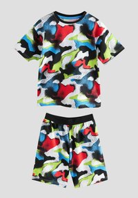 Set med kortärmad skjorta och shorts i flerfärgad kamouflagemönster i svart, röd, blå, grön och vit, tillverkat av lättviktig tyg.