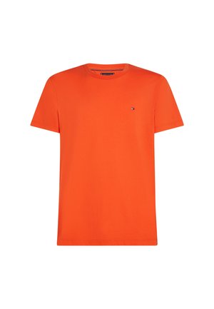Felle oranje T-shirt met korte mouwen en ronde hals, met een klein Tommy Hilfiger vlaglogo op de linkerborst tegen een witte achtergrond.