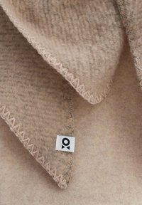 OPUS AMADSI  - Tuch - macadamia