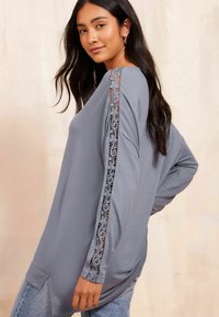 Friends Like These V NECK - Ilgarankovis viršutinės dalies drabužis - blue crochet